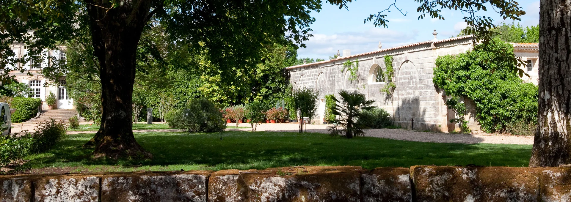 Les vieilles pierres et les dépendances du domaine