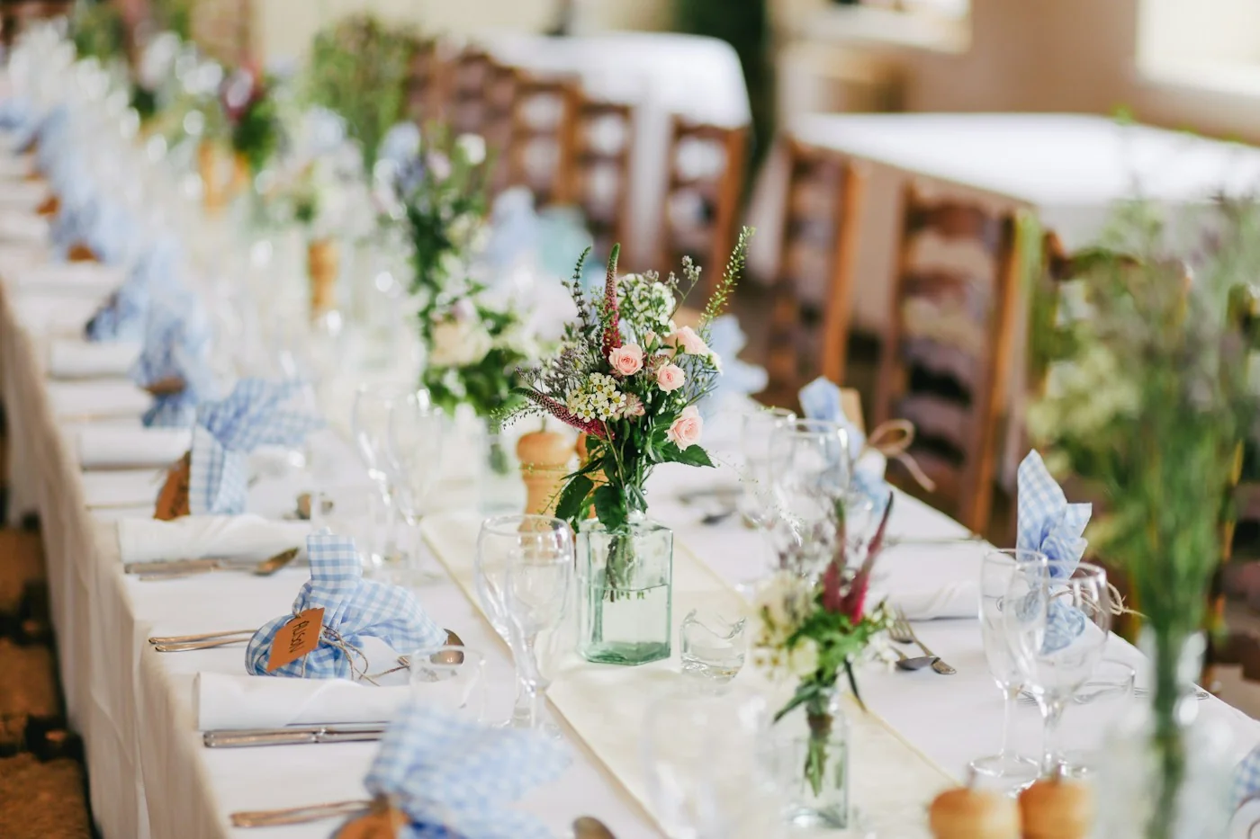 Une grande table de réception fleurie, dressée avec simplicité et élégance