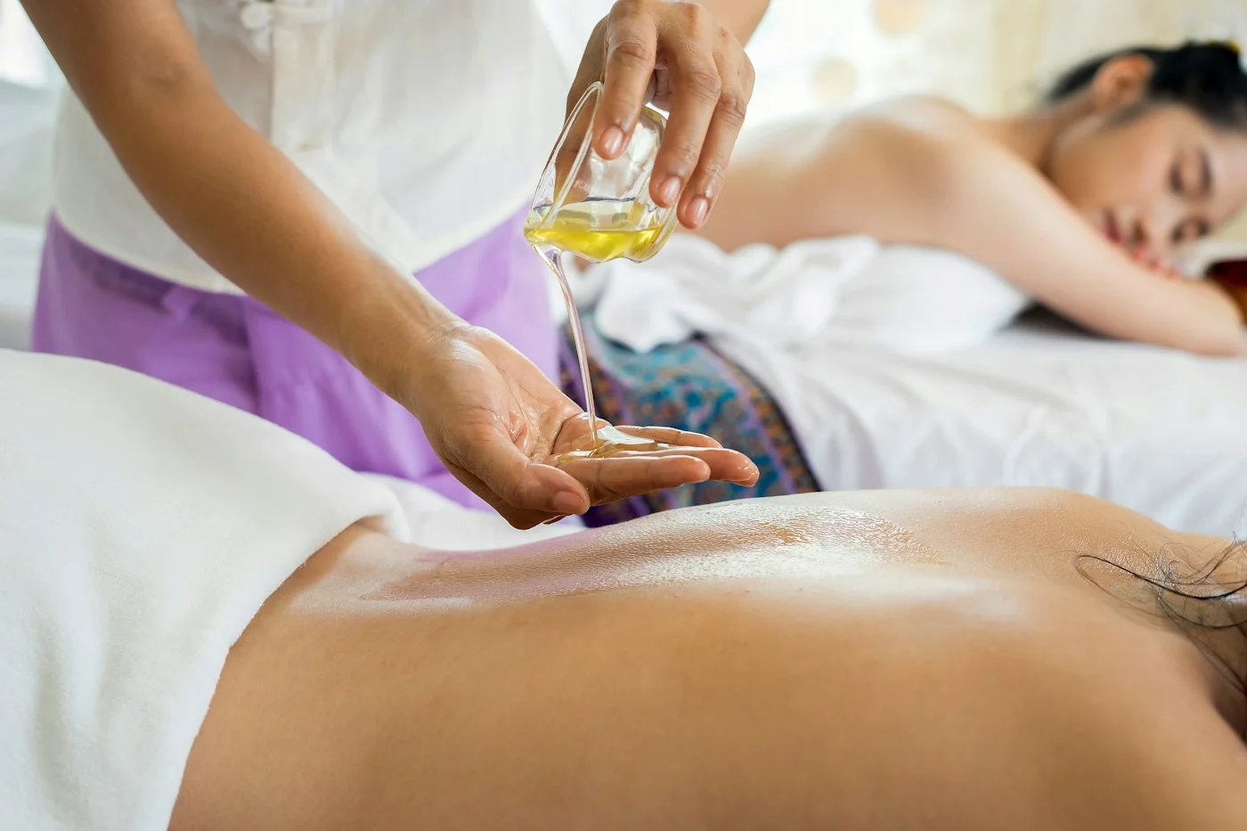 Un soin relaxant aux huiles, réalisé avec des gestes attentionnés